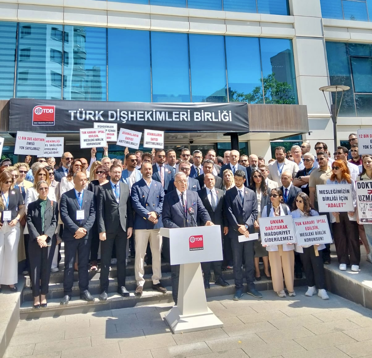 Türk Diş Hekimleri Birliği Basın Açıklam...